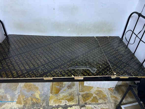 سرير حديد وخشب 
نفر كامل 90*190
للبيع 
المكان الصليخ 
السعر 45 الف 
للاستفسار مراسلة واتساب 
***********
