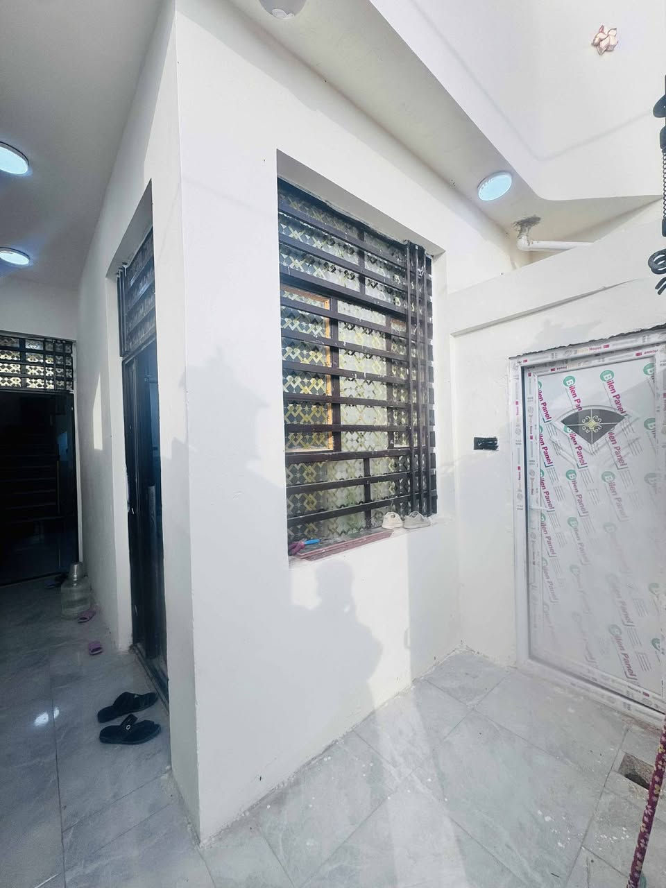 (🧿بيت للبيع طابو صرف🧿) 
مساحة 100 متر 
✅مكانه نجف مجمع بيتي مقابيل مجمع لميرات 

جميع لخدمات متوفرء 
✅ماي كهرباء مدارس 

(( سعر 67 وبي مجال ))
يتكون لبيت من غرفه 😴 
وصاله وستقبال ومطبخ وصحيات عدد ثنين ومكشوفه استفسار خاص
***********
