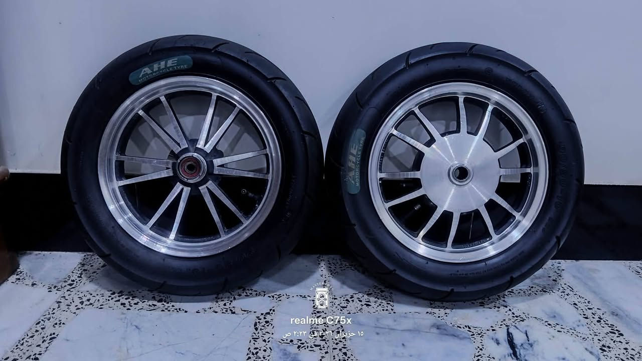 للبيع زوج اصلي حاويه ب 150 تايرات وياهن مكاني نجف ***********
