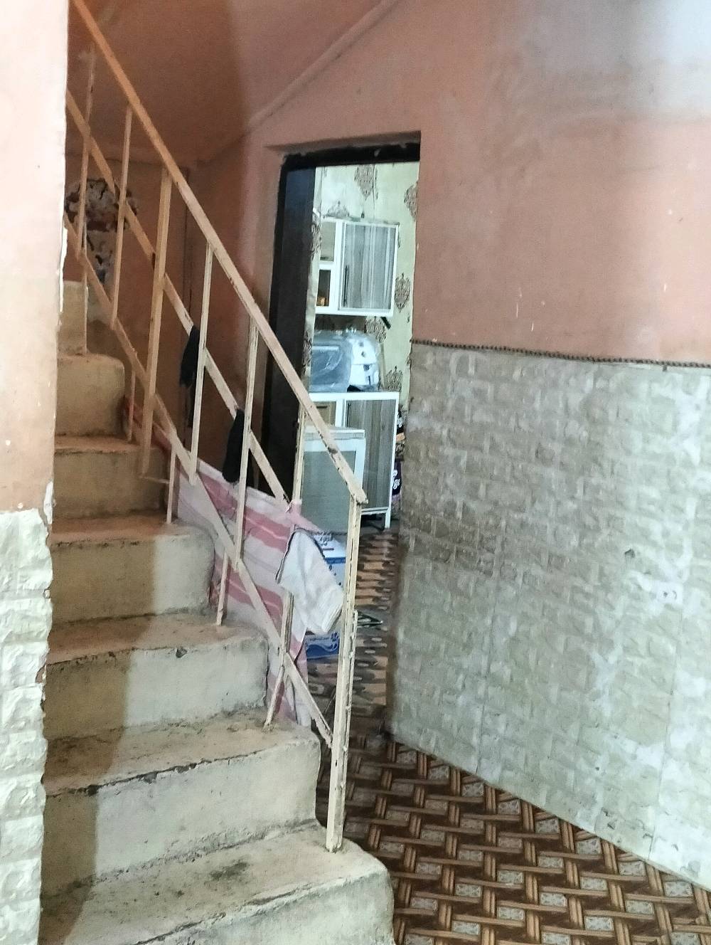 السلام عليكم 

منزل للبيع... مساحه 240م.. طابقين... الطابق الارضي بناء 86 مكون من ثلاث غرف منام + غرفه استقبال+ هول + مطبخ.. وحمام وتواليت

& الطابق الثاني بناء 2010 مكون من غرفتين منام وهول ومطبخ. وصحيات. 

مكان البيت الجنينه الشارع التجاري حي الانتصار... منطقه فيها الخدمات كافه ماء. مجاري. كهرباء.. ومدارس من الابتدائية لغايه الجامعة 

سعر المتر 2250 مليون و250 قابل للتفاوض