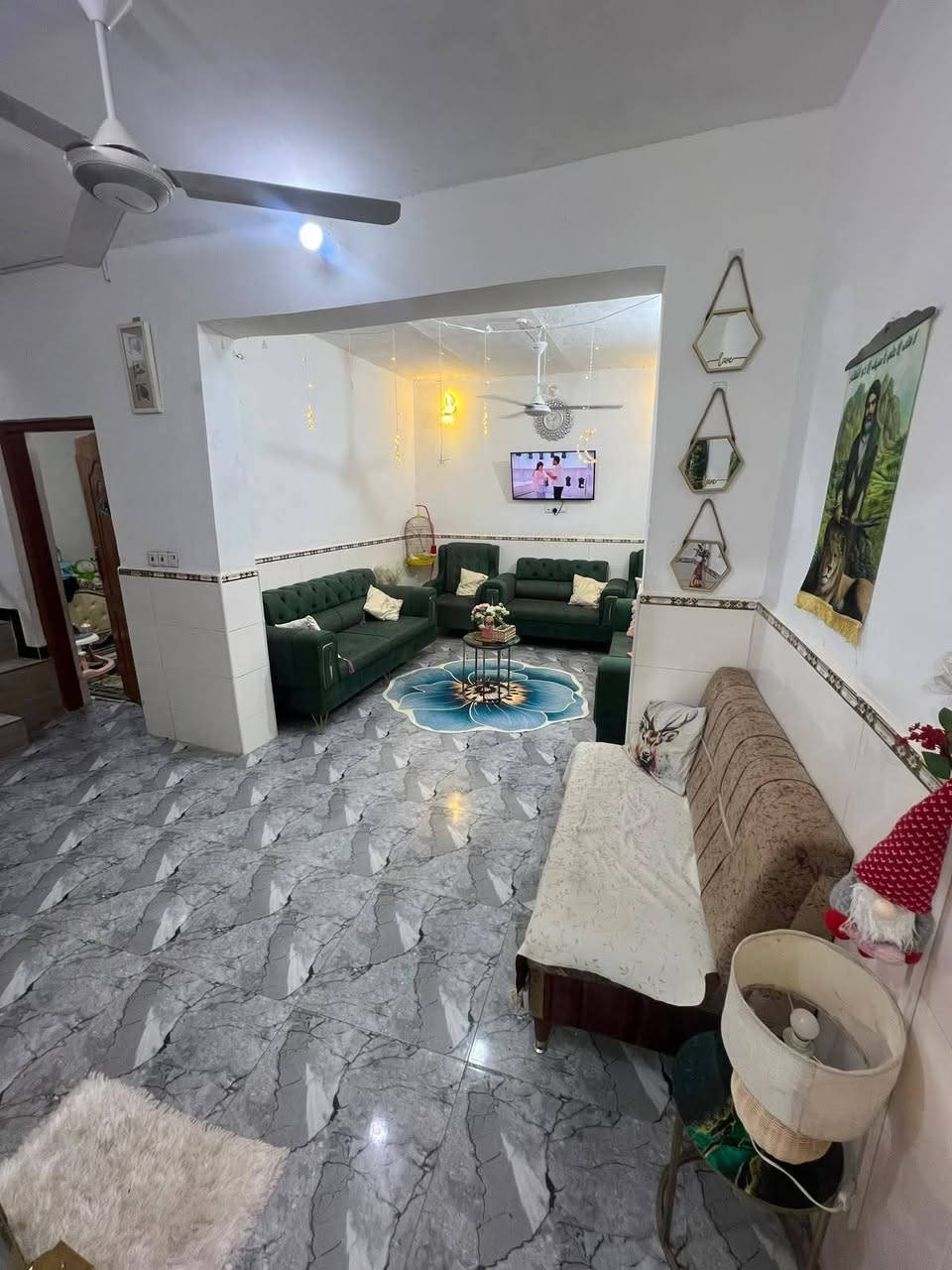 بيت بصالحية قرب قاهر الاسعار شارع التقاعد بفرع الكصاب وسام خلفي مساحه ١٠٠ م مرتب ونظيف جدا بسعر ١١٥  للتواصل ***********
