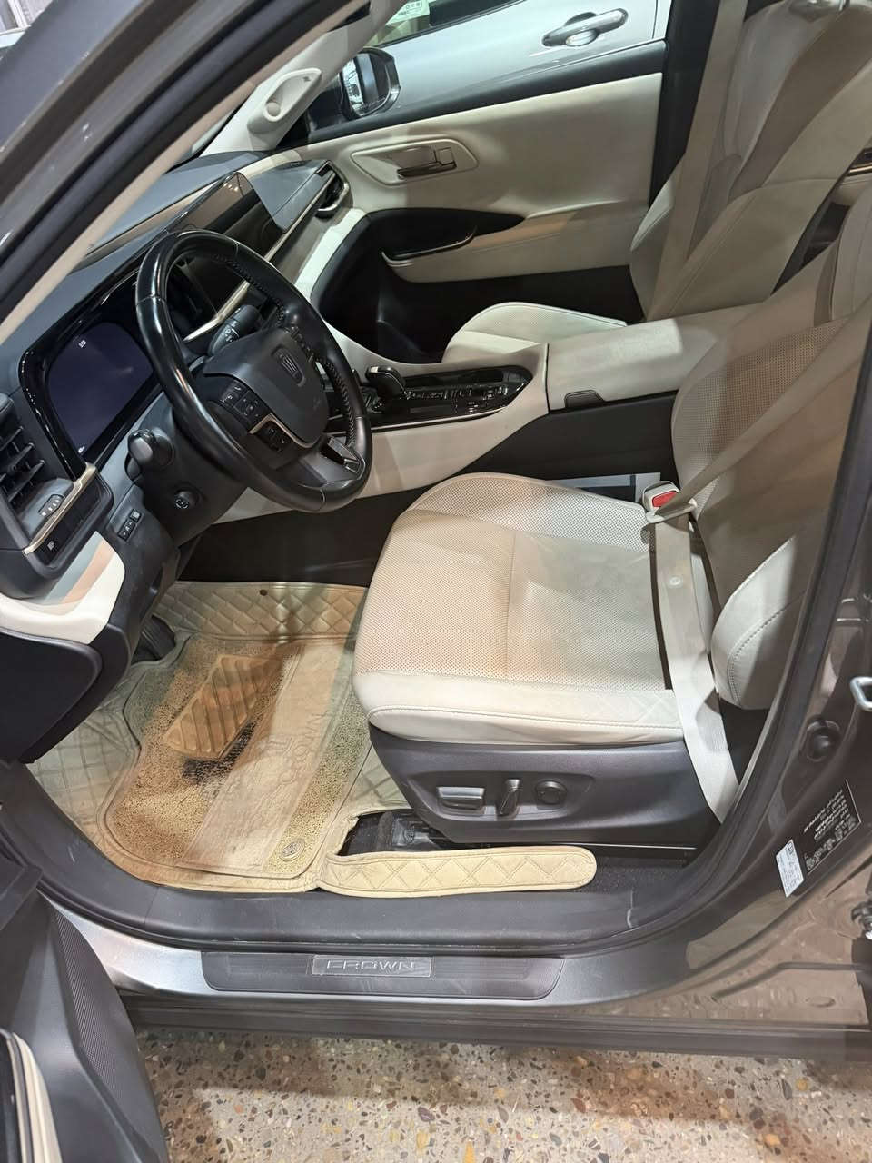 سلام عليكم
تايوتا كراون يريميوم فول مواصفات 
ماشي42000
موديل 24
السياره مكفوله 
ااسعر 30000$ 
***********
