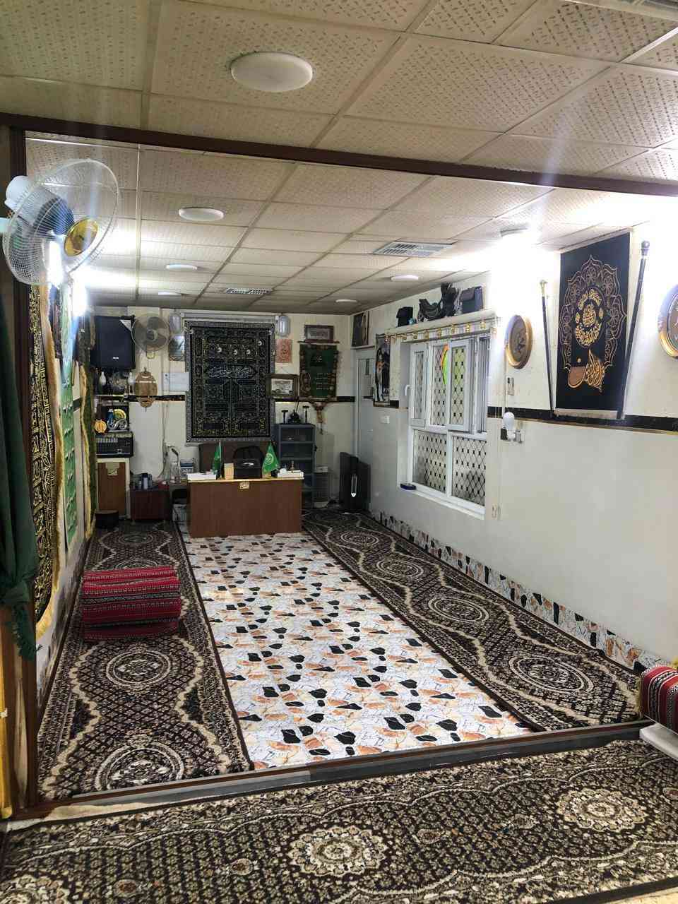 بعد التحية والسلام

دار للبيع طابقين ٢٩٠ متر ركن طابو صرف
يتكون الدار ط الأرضي
كراج يسع سيارتان + مضيف معزول  حرف L ١٤ متر مع المشتملات
كراج يسع سيارتين داخل البيت استقبال + غرفة نوم
+ مطبغ حار وبارد

طابق الثاني
٣ غرف نوم و ملحق + صحيات
البيت بناء قديم  نضيف جداً
خدمات فوول  قريب مدرسه

الموقع كركوك واحد حزيران
سايدين مول النخيل قرب مخزن ليث خلف التجاري

للاستفسار اكثر
هواتف ***********
المكتب *********** #اومراجعة_مكتب_سند_للعقار
