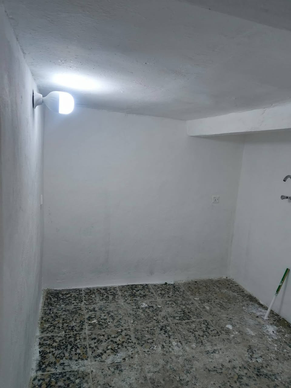 السلام عليكم بيت مشتمل ارضي غرفه وحولي مطبخ وحمام وتواليت وغرفتين فوك ايجاره 350 قفل زعفرانية شارع المركز المستشفى ***********
