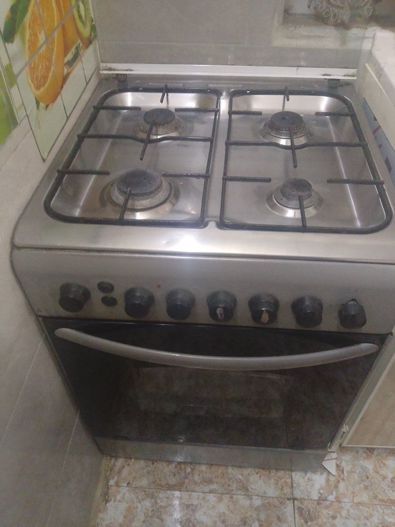 طباخات عدد اثنين للبيع الطباخ الكبير الفريش المصري شرط درجه اولى شغال خمس عيون والفرن سعره 160 والطباخ الأربع عيون شغال كامل مع الفرن سعره 75 للتواصل ***********
