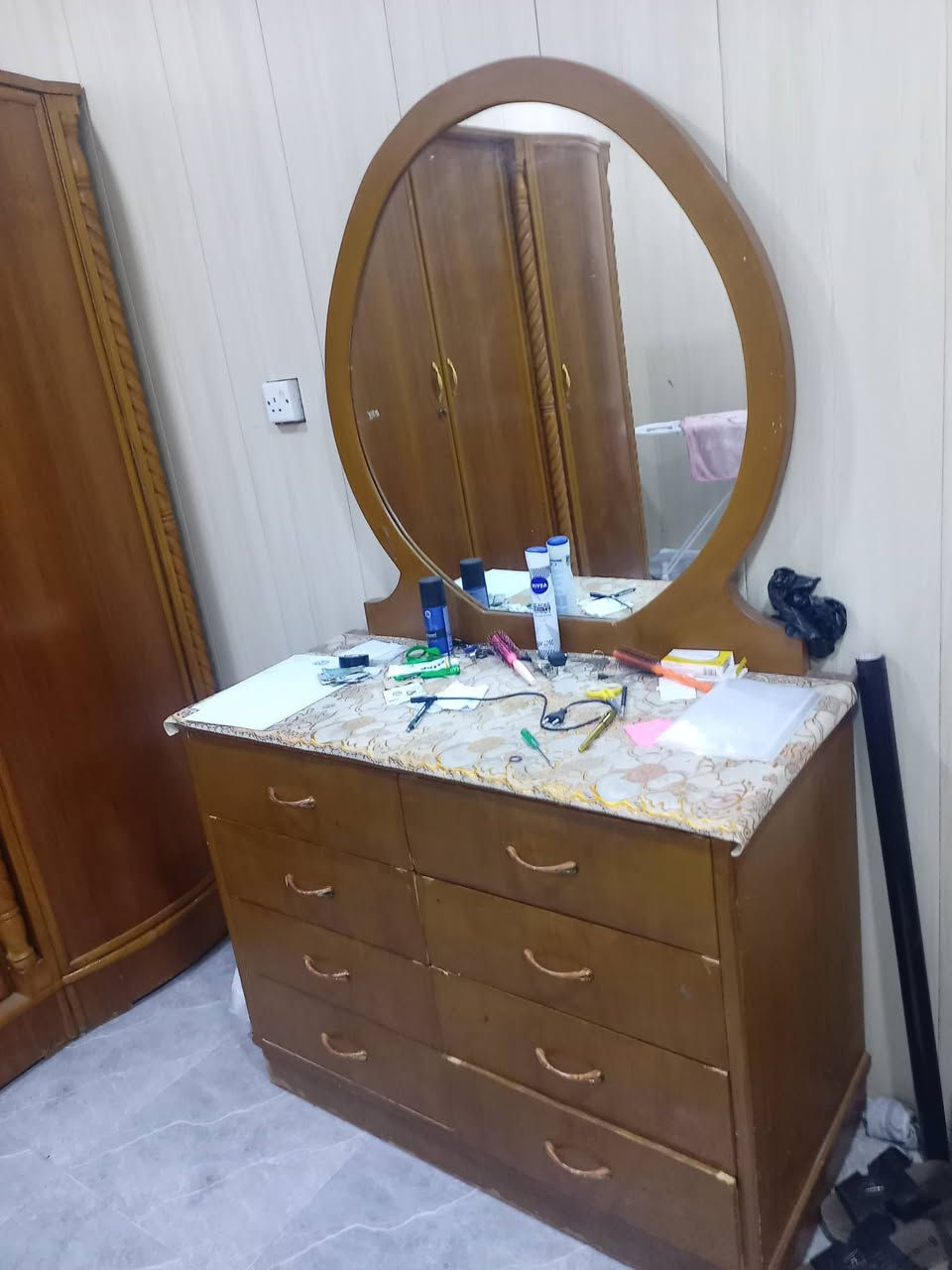 السلام عليكم. غرفة نوم مستعملة نظيفة للبيع. السعر 300 الف وبيها مجال. بغداد حي القاهرة
***********
