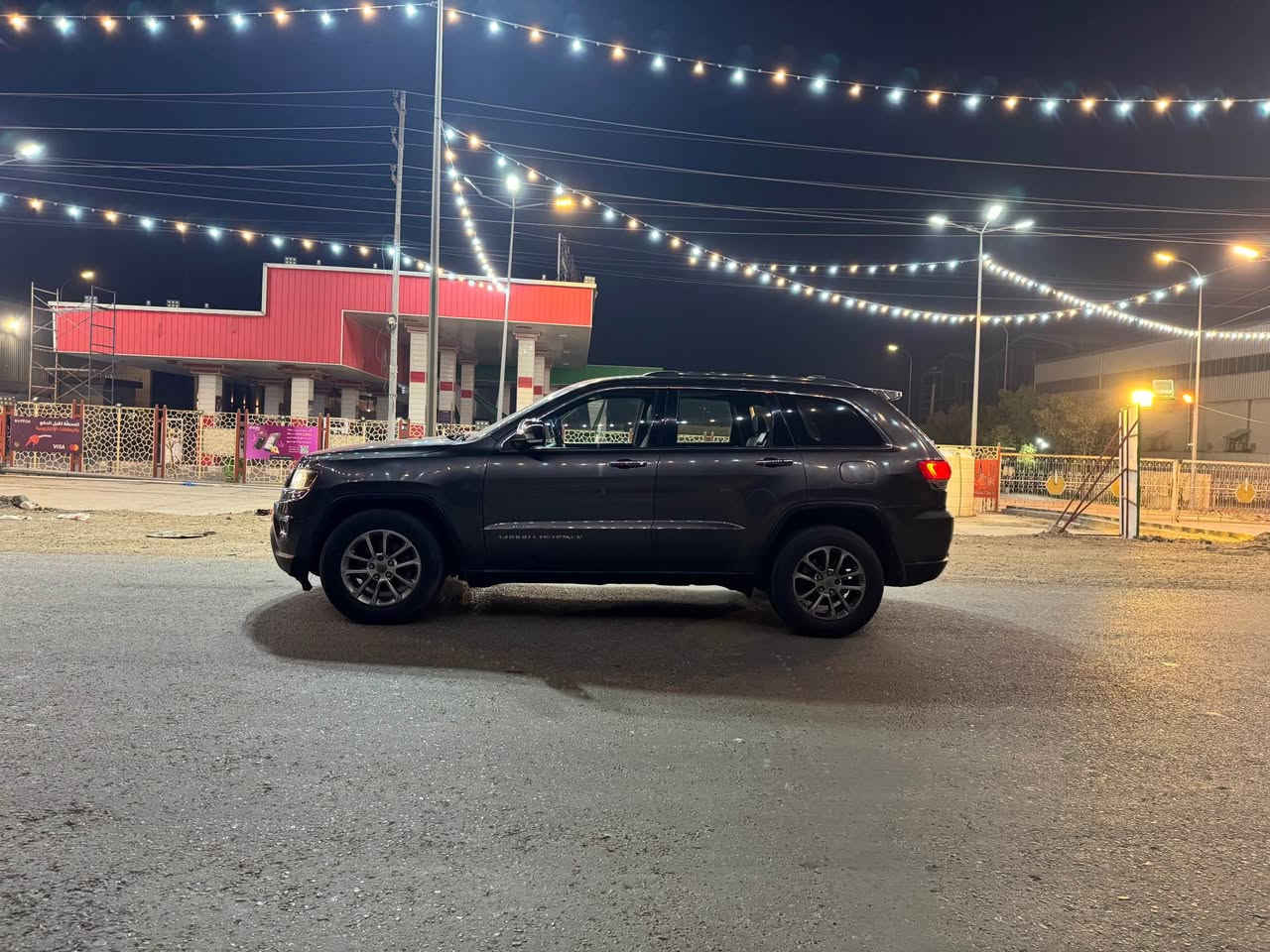 جيب كراند شيروكي صبغ عام حادثها شاصي ومكلوبه رقم بغداد باسمي السعر 158 وبيها مجال للاتصال *********** Colombo, Sri Lanka
