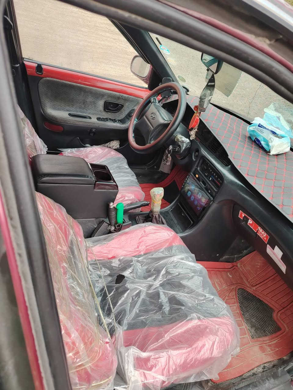 سلام عليكم شباب البيع سوناتا تو 94  رقم بغداد رقم نكليزي  سنويه لحد 28 سياره مصبوغه جماليه مكفوله من ضربه  صبغ حزام فقط قماره بلاديه  مكينه كير صدر تخم كهربايات كلها شغله سنتر لك أبواب
مكينه مسكر  تدفه تبريد ثلج مضخم صوت
دوشمه ارضيه   ابطاين أبواب جدد 
 سماعات 
كامره شاشه  
 كيجات شغاله حماوه بانزين كيلو متر سياره مصروف عليها مرتبه جاهزه تحويل ثاني يوم مكان سياره بغداد تاجي 

كير عادي داخل نضيف سياره مابيها ضربه فقط صبغ جماليه 
صدر أمامي خلفي جديد منضومه تبريد  لايت زنون ثلجي 

سعر 46 ورقه بيها مجال الشراي تحياتي الجميع 
***********
 *********** 
كير مكينه صدر  كله مكفول  مكينه مسكر تبريد سياره مكفوله من ضربه صبغ جماليه 
قماره بيها جراد بسيط
