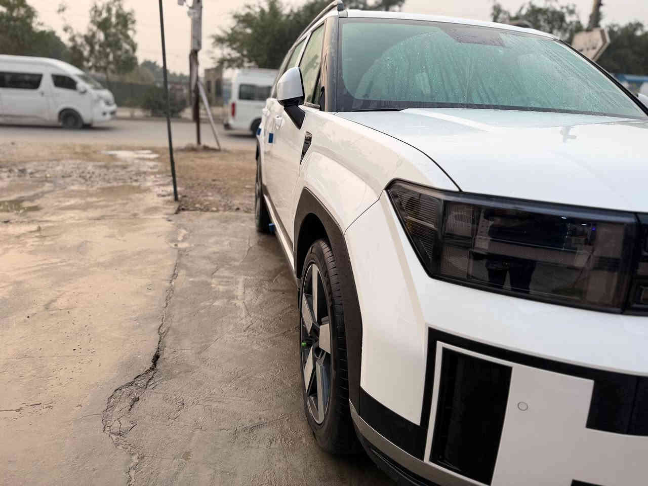 سنتافيه 2024 خليجي فولل مواصفات خليجي مكفوله من دعاميه ال دعاميه 
Hyundai Santa Fe 2024

✅ المواصفات:  

SUV عائلية راقية ومجهزة بالكامل! 🚙🔥
للبيع هيونداي سنتافي 2024 زيرو، 
وارد خليجي وكالة، متوفرة الآن 
🔹 المواصفات الأساسية:
✅ الموديل: 2024
✅ المحرك: 2500cc تيربو – قوة وأداء اقتصادي 💪
✅ ناقل الحركة: أوتوماتيكي 8 سرعات سلس ⚙️
✅ نظام الدفع: أمامي / متوفر دفع رباعي حسب الفئة
✅ اللون: أبيض ناصع 🤍
✅ عدد الركاب: 7 مقاعد – عائلية بامتياز 🛋️
✅ الحالة: زيرو (جديدة بالكامل)
✅ الضمان: وكالة
🔹 المواصفات الإضافية:
✨ شاشة وسطية 12.3 إنش + نظام Apple CarPlay & Android Auto 🎶
✨ كاميرا خلفية + حساسات أمامية وخلفية لسهولة الركن 📸
✨ مكيف هواء أوتوماتيكي ثلاثي المناطق ❄️🔥
✨ مصابيح LED أمامية وخلفية مع إضاءة نهارية 💡
✨ فتحة سقف بانورامية واسعة 🌞
✨ مقاعد جلدية بتحكم كهربائي + تدفئة وتبريد 🛋️
✨ أنظمة أمان متطورة: رادار أمامي – فرامل طوارئ – تحذير من النقطة العمياء 🛡️
✨ جنوط رياضية مقاس 18 إنش 🏎️

رقم الهاتف ***********
السعر 275$ بيهه مجال 

مكان بغداد السيديه
