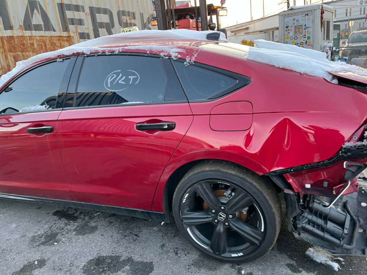 السلام عليكم هوندا اكورد موديل 2025 سبورتL
السيارة حاليا بعقبه  يومين وتنزل حرة وصلت ابيعلك حره او واصل بغداد او تحولها ع اربيل بكيفك السيارة جديدة وبدون ايرباك الكات ع ويل كب ماشية 5الاف بدون دواخل السعر 145 حرة ***********
