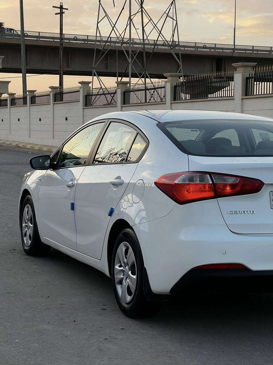 السلام عليكم جميعاً كيا سيراتو خليجي موديل 2013 رقم صلاح الدين دولي بسمي محرك 1600 تحكم استيرن حساس خلفي كأمره  كير ومحرك مكفولات تخم تاير جديد صدر امامي وخلفي جديد تبريد🥶 بيهة صبغ شبرين فقط باقي مكفول السياره مال جناي العنوان صلاح الدين بلد .الاتصال 
***********
