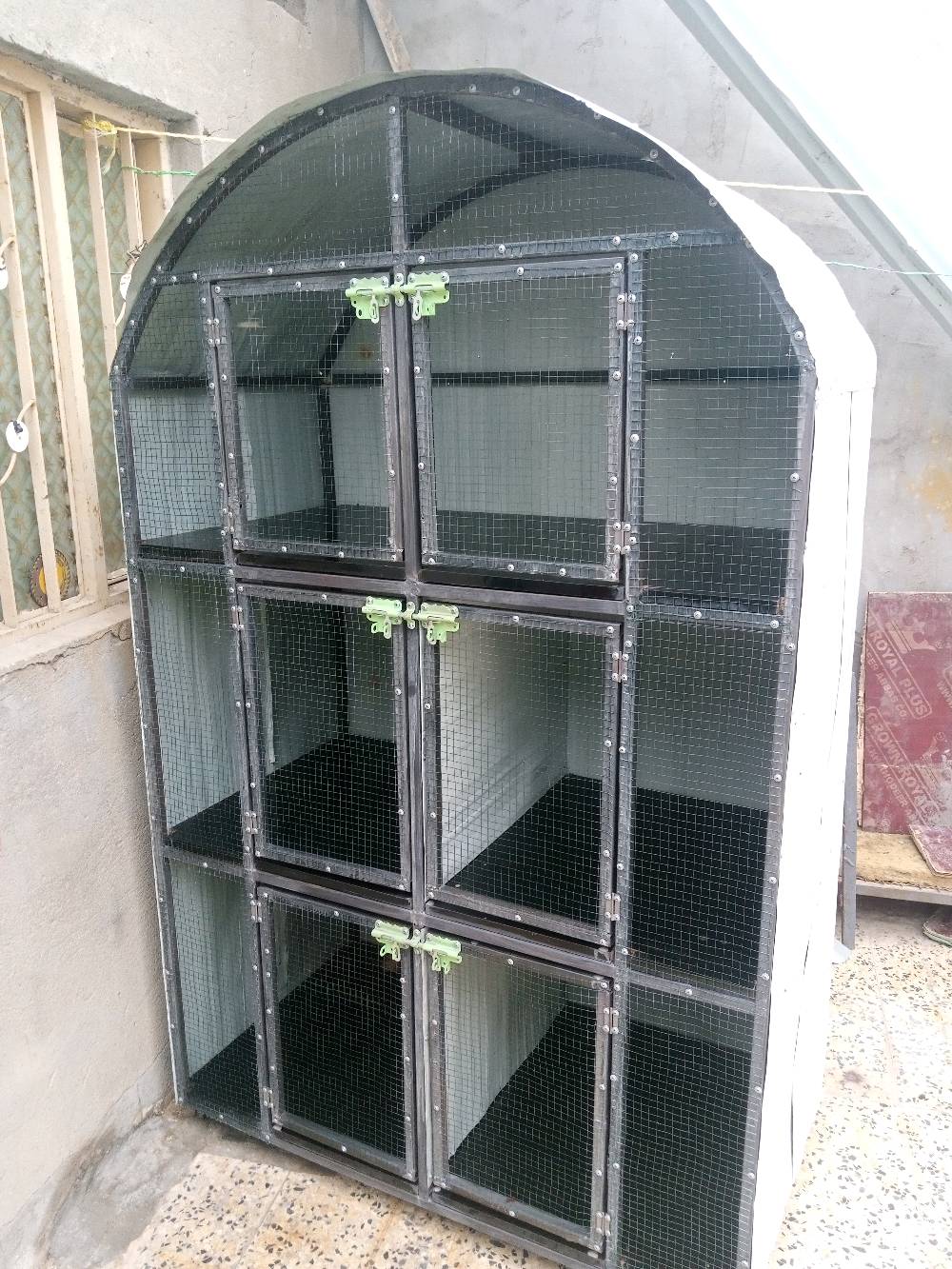 هذا قفص حديث ومتين متعدد الطبقات مناسب لتربية الطيور أو الحيوانات الصغيرة. يحتوي على تصميم شبكي يضمن التهوية الجيدة وسهولة التنظيف. القفص مجهز بعجلات لسهولة النقل، وهو مناسب للاستخدام الداخلي والخارجي. فرصة رائعة لمحبي تربية الطيور والحيوانات.

