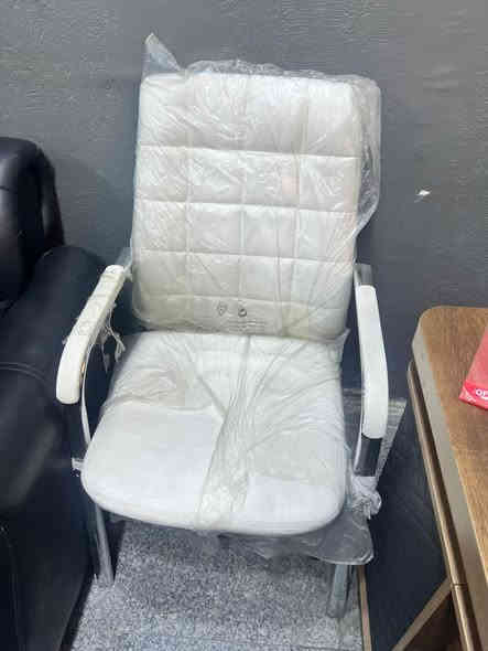 ميز مكتبي معه كرسي متحرك و ثنين ثابتات اخو جديد سعر ٤٠٠.  ***********
