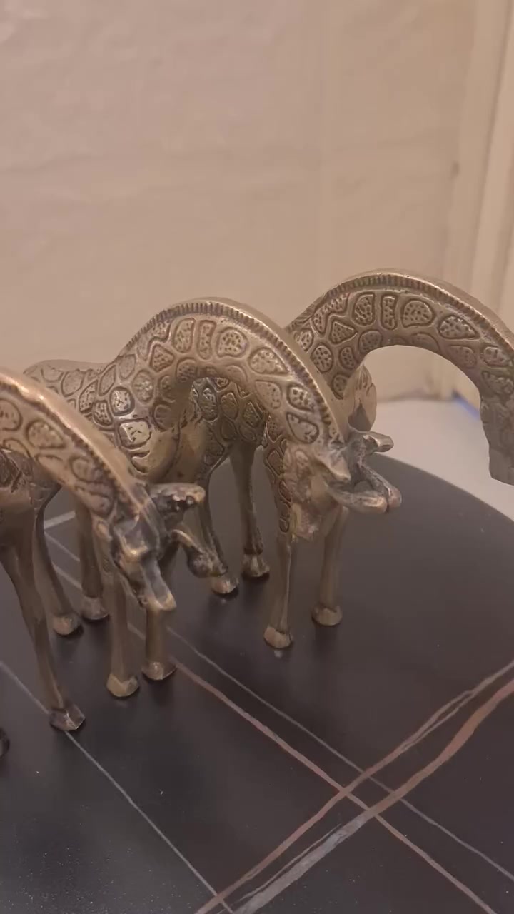 شمع عدان 3 أزواج. سيت غزالات 3قطع. دلات قطعتين كلهن 200 الف كل التفاصيل مذكورة بالفديو والصور الي حاب خاص او على الرقم *********** توصيل مجاني
