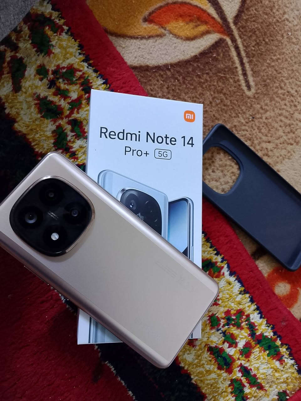 الهاتف مزود شريحتي SIM من نوع. ريدمي نوت 14 برو بلس 5G
Nano SIM، بالإضافة إلى دعم الشريحة الإلكترونية eSIM.
يدعم شبكات إتصالات الجيل الثاني 2G والجيل الثالث 3G والجيل الرابع 4G والجيل الخامس 5G. 

 الهاتف يأتي مزود بشاشة AMOLED
البطارية بسعة 5110 مللي أمبير تدعم الشحن السريع بقدرة 120 واط.
الهاتف مزود بسماعات ستيريو تدعم تقنية الصوت عالي الدقة Hi-Res وDolby Atmos، ولكنه لا يحتوي على منفذ 3.5 ملم لسماعات الأذن.
يأتي الجهاز مزود بمستشعرات الجيروسكوب والتسارع والبوصلة ومستشعر المكالمات التقارب
مزود بمستشعر بصمة الأصابع يأتي مدمج في الشاشة، ويدعم خاصية فتح القفل عبر تقنية التعرف على الوجه (Face Unlock).
شاشة اموليد ممتازة بدقة +1.5K وتدعم تقنية +HDR10 وDolby Vision، ومعدل تحديث 120 هرتز، ودرجة سطوع عالية تصل حتى 3000 شمعة.

 كاميرا خلفية بدقة 200 ميجابكسل، تدعم التثبيت البصري (OIS) وتصوير الفيديو بدقة 4K.

 معالج يقدم أداء ممتاز ويُصنف كواحد من أقوى معالجات الفئة المتوسطة.

 شحن سريع صاروخي (بقدرة 120 واط).

 دعم مقاومة الماء والغبار (بمعيار IP68).

 مستشعر بصمة الأصابع مدمج في الشاشة.

 الهاتف يدعم الشريحة الإلكترونية المدمجة eSIM.

 سماعات ستيريو ممتازة تدعم تقنية Hi-Res وDolby Atmos.
الرام 12+12 جيجابايت ذاكرة الخارجية 512جيجابايت
للتواصل على الخاص مسنجر واتساب ***********
