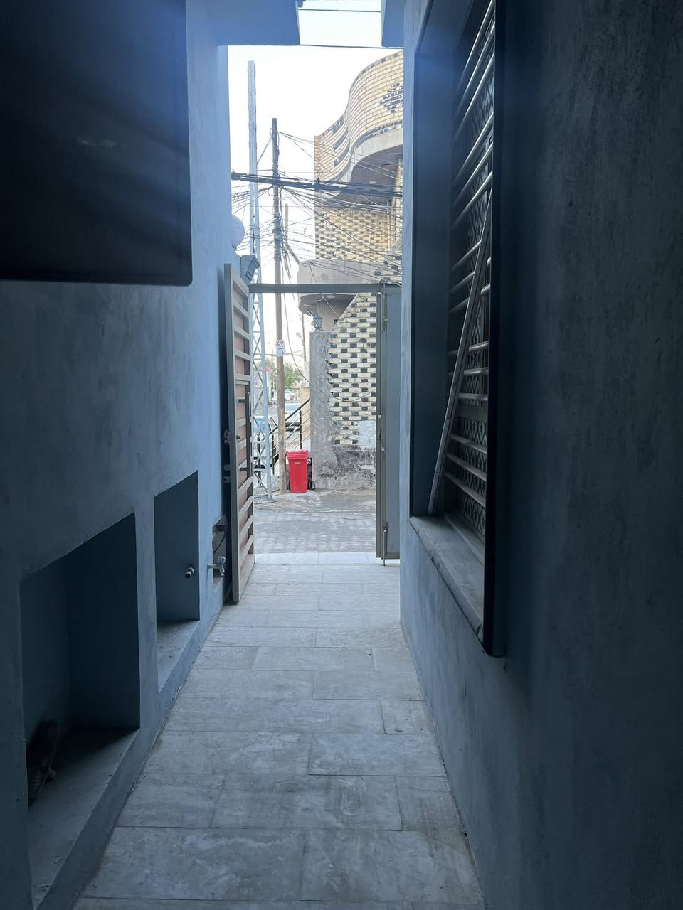 دار للبيع المساحه 100 متر في حي ميسان قطاع 22 بصف شارع الكيات الشارع الرئيسي من شارع  التجاري طابق ونص شغل جناي صب درجه أولى مميز خريطه مودرن مميزه ايضا يحتوي الدار على غرفتين وصالتين ومطبخ واستقبال مفتوح على الصاله صحيات داخليه وخارجيه واجهه مميزه ارضيه مرمر تطبيك شتايكر الطفيلي  السعر 150 مع المجال للاستفسار الأتصال على الخاص *********** يتوفر واتساب
