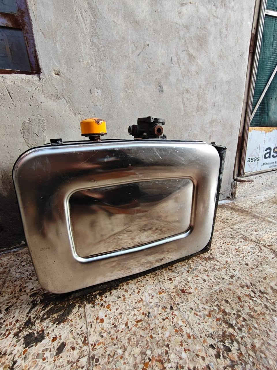 سلام عليكم تانكي هيدروليك جديد كامل هوا وقواعده العنوان البصره الهارثه ***********
