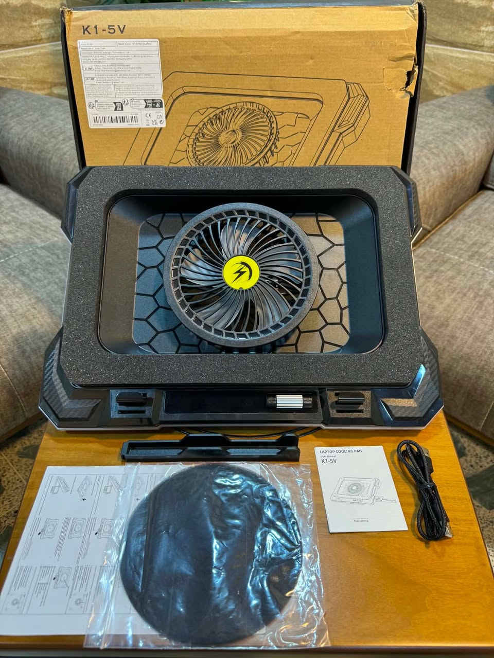 السلام عليكم
قاعدة تبريد لاب توب للألعاب (RGB Gaming Laptop Cooler) موديل K1-5V.المميزات: تحتوي على مروحة توربو كبيرة مقاس 5.5 بوصة، وتتميز بإضاءة RGB، وشاشة LED، وحامل للهاتف.الأداء: توفر تبريداً سريعاً مع سرعة مروحة قابلة للتعديل تتراوح بين 300 و 2200 دورة في الدقيقة.التوافق: مصممة لتناسب أجهزة اللاب توب بمقاسات تتراوح من 15.6 إلى 19.3 بوصة.
جديد ما مستخدم
انطونا سعر وبالعافية 🌹


**إذا كنت صاحب هذا الإعلان وتريد حذفه لأي سبب، رجاءا أرسل رسالة إلى الدعم الفني**