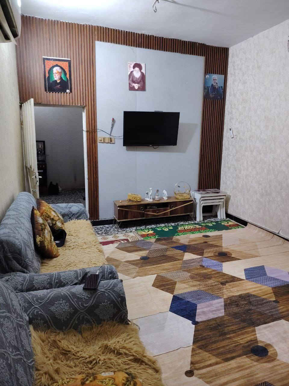 سلام عليكم بيت للبيع تجاوز صب مسلح الصطح والبيتونه شتايكر  مساحه100متر النزال20الواجه5 يحتوي عله تواليت خارجيه واستقبال معزوله ممر ومطبخ وحمام وغرفه جوه وترك وغرفه فوك ومساحت درج الستفار اكثر تصل عله رقم ***********
العنوان الامين ثانيه سده يم الحسينيه بصف سكلت سيد ضياء
