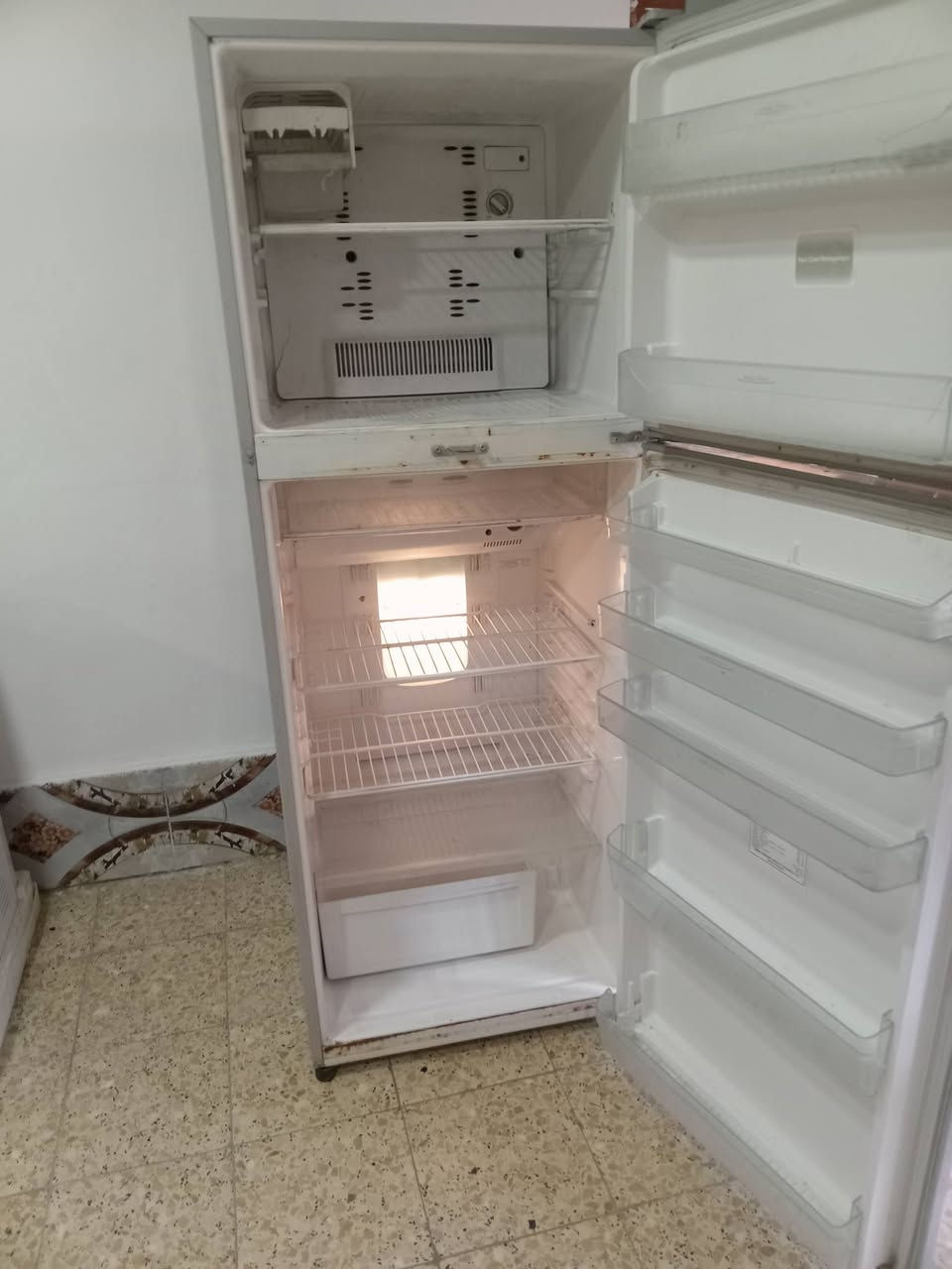 ثلاجه حجم ٢٨ للبيع سعر ١٥٠ شراي يصل على رقم ***********
