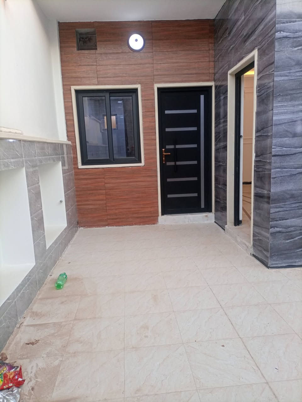 داران بناء حديث للبيع بحي الاقتصاديين قرب جامع الاوابين مساحت الدار الواحد 137 وجهه 6ونص طابقين 3غرف نوم عنوان مكتب إطلالة الأوس بحي 17 تموز بسايدين الاقتصاديين الاتصال على الرقم التالي أو الواتس اب ***********3
