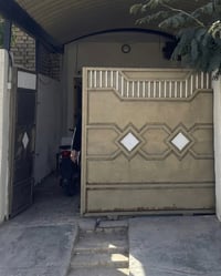 باب حديد • ثقيل