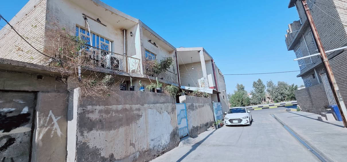 يا الله 
للبيع دار مع محلات مع محطة ماء ارو للبيع موقع تجاري ركن بناء حديث الحي العسكري قرب بيت الشيخ جمال البطيخ على الشارعين طابقين مساحة الدار مع المحلات 125 
الطابق الاول: استقبال ومطبخ وصالة وصحيات وطرمه 
الطابق الثاني: غرفتين نوم  وصالة كبيرة 
مع محلات عدد ٢ الاول فارغ والثاني يحتوي على منظومة ماء ارو مجازة وجاهزة 
للاستفسار الاتصال على الرقم  ***********
