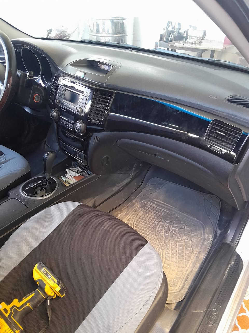 السلام عليكم
سيارة اوبتما لوتز موديل 2009 رقم شمالي الجديد بدون ضرر صبغ فقط صفحة الصدر تدفئه تبريد محرك 2000 Gxl لاتبخير ولاتنقيص تخم تاير جديد ويل كب فتحة سقف كشن جلد تدفئة بالكشن  تحكمات حساس خلفي تحويل مباشر 
السعر105$
وبيها مجال
للاتصال***********
