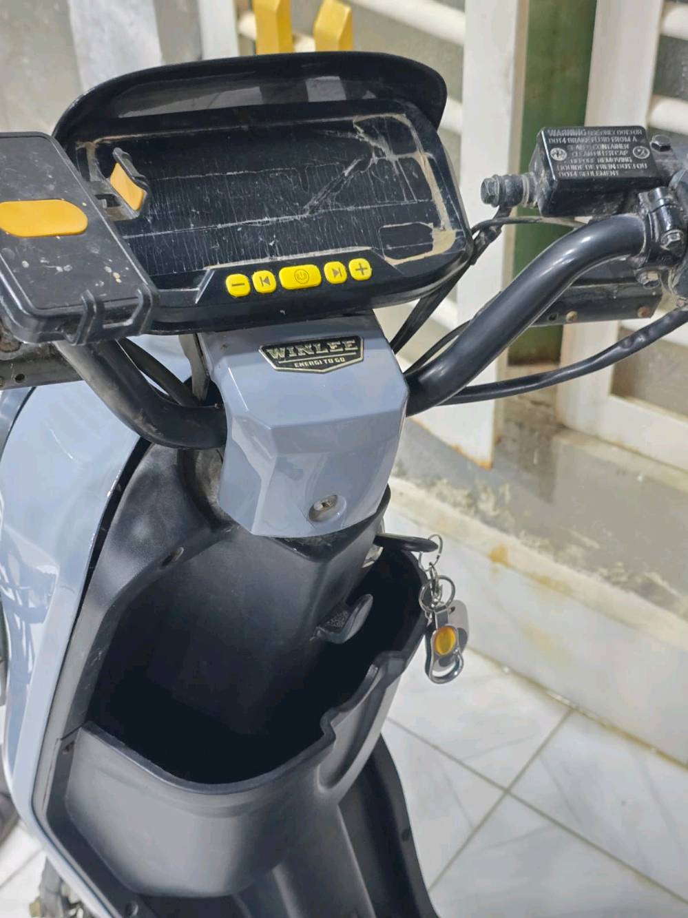 أبيع سكوتر كهربائي WINLEE R9، شكله نظيف ومميز، بيه شاشة رقمية، إضاءة LED، وضع بارك، ومفاتيح تشغيل، وكعدته مرتبة ومناسبة للاستخدام اليومي. السكوتر ظاهر بحالة زينة ومهيأ للتمشي، واللي يهم المشتري يتأكد من التفاصيل قبل الشراء.