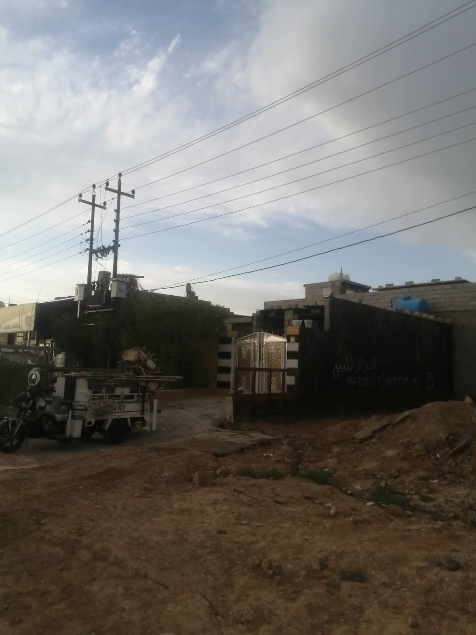 السلام عليكم دار ١٠٠ مربع للبيع كاطون الرازي خلف المشروع اتصل على الرقم ***********او *********** او خاص
