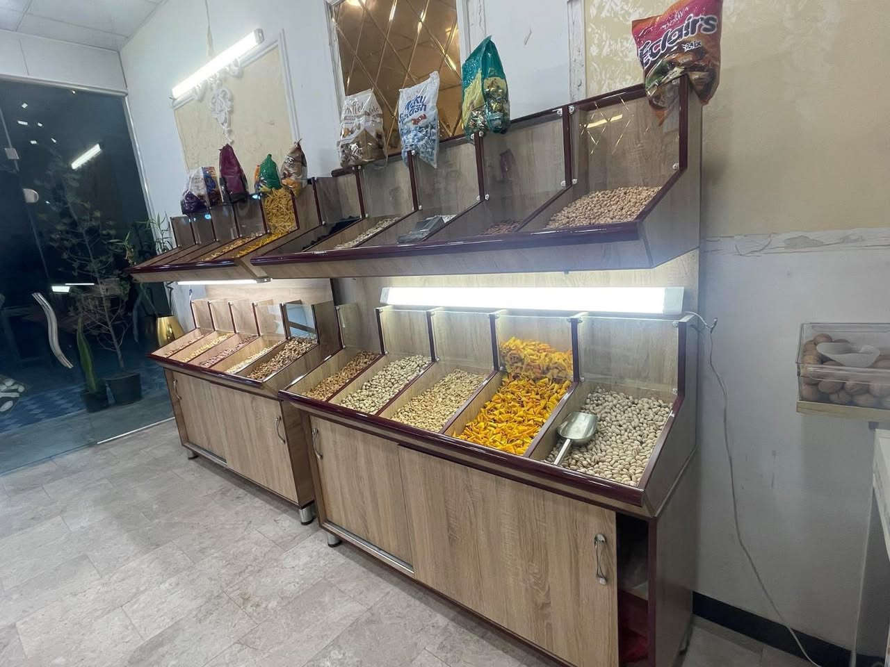‏السلام عليكم متوفر رفوف مستخدم قليل درجة أولى يتكون من قطعتين منفصلات واحد للعرض والثاني￼ للخزن للاستفسار￼ أكثر الاتصال على الرقم  ***********￼
