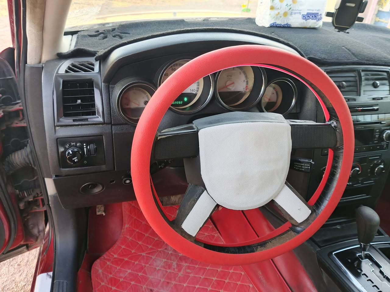 سلام وعليكم سياره تشارجر 10 طك سويج وطلع اربيل رقم بصره راعيها موجود تحويل ثاني يوم   سياره جاهزه من كل شيء كير مكينه حداده تبريد تدفئه بس القشر غير مقفول شوف العين المكان البصره القرنه السعر 85 وبيها مجال شيء قليل للعلم السياره بيها ضربه فخذه صفحه السائق الشراي يتفضل على الرقم رقم الهاتف واتساب فقط *********** وهذا بي اتصال على الخط ***********
