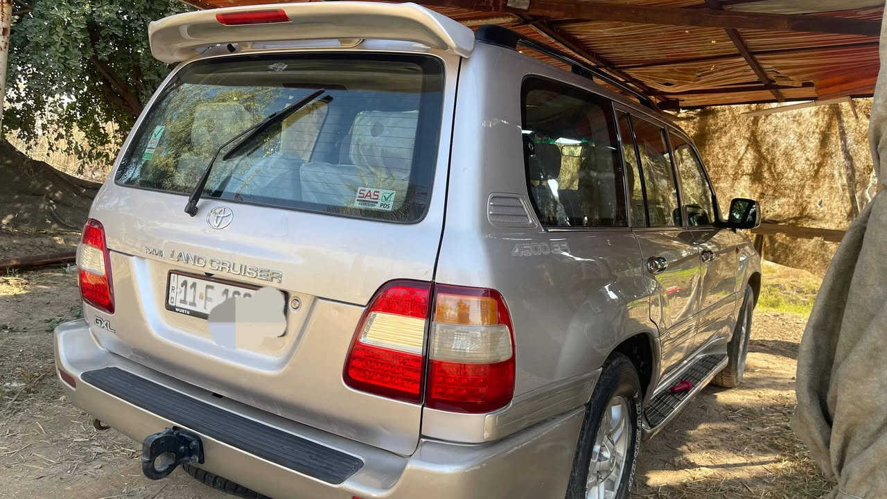 لاندكروز لكزك ٢٠٠٤ سلفري رقم بغداد 
مابيها صبغ نضيفه كير ومحرك متعهد تبريد شغال وثلج تدفأه شاشه كامره خلفيه حداديه تايراتها كله نضيف وشراي يتصل ***********
