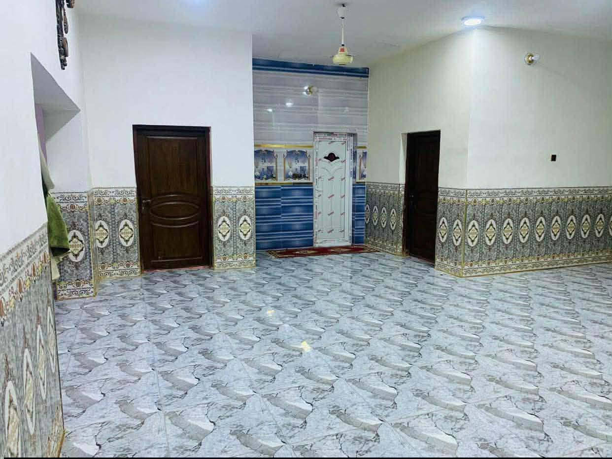 من رخصة الأدمن المحترم يوجد بيت للبيع مساحة البيت الكليه 1250 مساحة البناء 400 متر والباقي حديقه كبيره مكان البيت في منطقة الشراع قرب مدرسة اليمن على شارعين الشارع الأمامي 8 متر والشارع الخلفي 15 متر البيت طابو زراعي سند بناء البيت حجر وبي طابق ثاني بلوك مسكوف سندويش مشتمل غرفتين وصاله وصحيات ومسكون كامل سيراميك البيت متكون الطابق الأرضي من 3 غرف 5 في 4 وهول 6 في 4 أستقبال 8 في 4 ونص صاله 9 في 6 كلدور 3 في 3 مطبخ 6 في 4 ومخزن غراض صحيات داخليه وخارجيه وحديقه كراج سيارات وطرمه كبيره وجميع الخدمات متوفره السعر 130 مليون وقابل للتفاوض تاريخ البناء 2018 أي أستفسار 
*********** أبو عبدالله 
*********** أبو عبدالله 
الرقم الأثير بي واتساب
