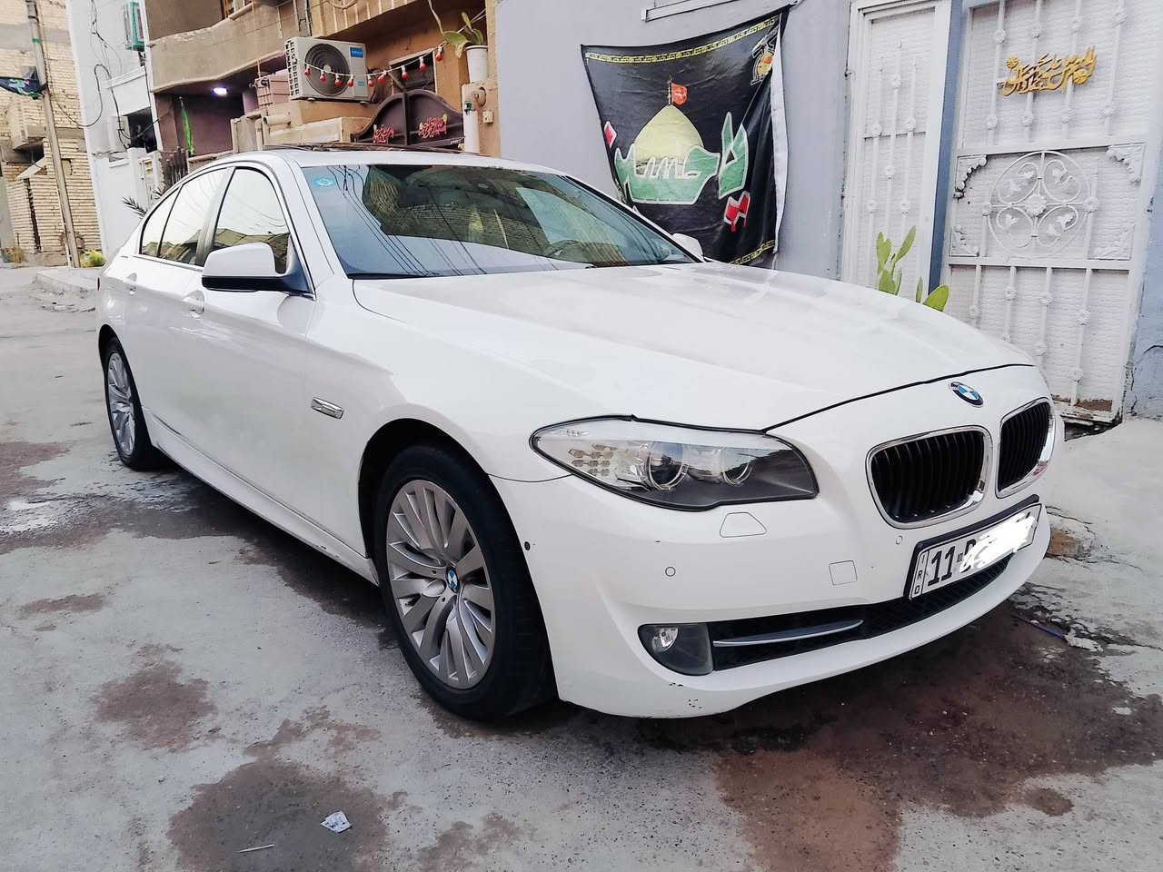BMW 2011 خليجي مكينة ستة سلندر فول مواصفات للاخير اعلى فئة جاهزة بدون اي نقص بيهه فقط نص باب صبغ اثر شخط السعر 180 عنوان بغداد للاتصال ***********

