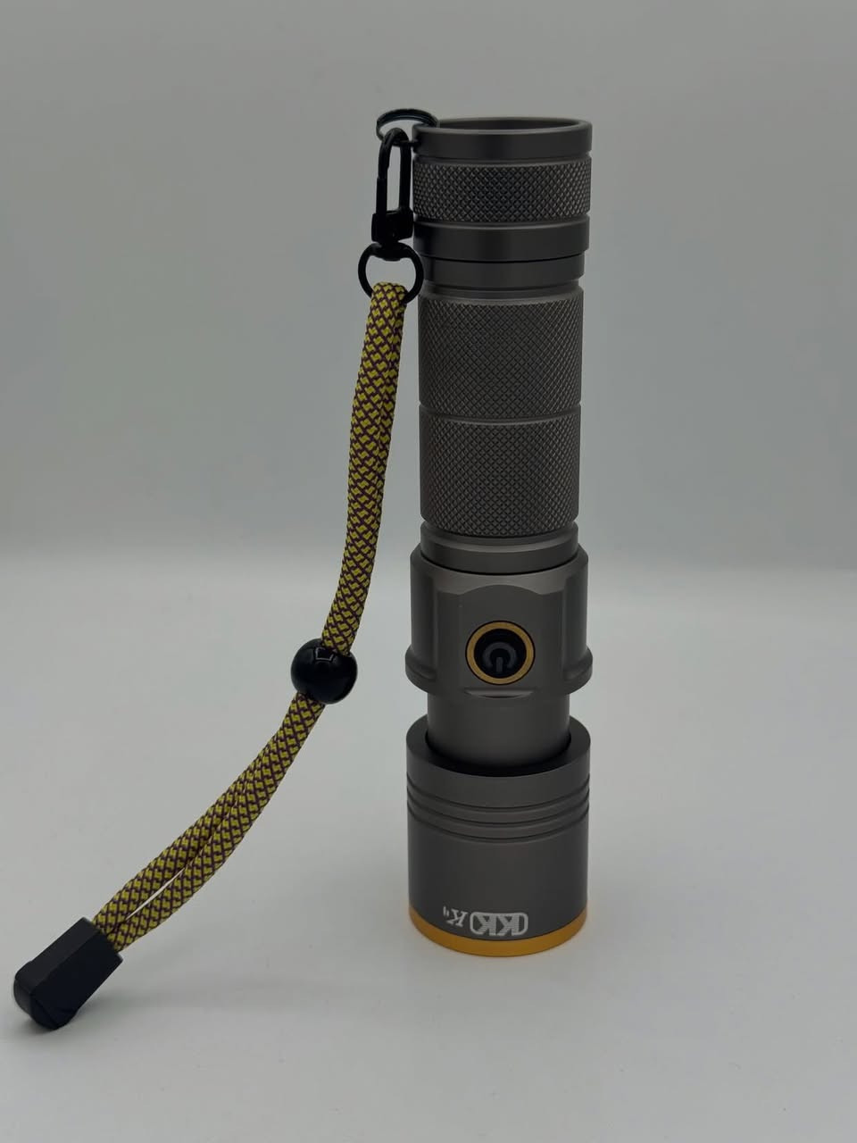 الخيار الأمثل لهواة التخييم، التسلق، وأصحاب المزارع!
• ✅ المدى: يصل إلى 1000 متر (1 كيلومتر) بإضاءة ليزرية مركزة.
• ✅ قوة الإضاءة: تصل إلى 1200 Lumens (بيضاء وقوية جداً).
• ✅ البطارية: نوع 26650 ضخمة بسعة 4800mAh (تدوم طويلاً وقابلة للاستبدال).
• ✅ الشحن: منفذ Type-C سريع (مثل شاحن الموبايل).
• ✅ المتانة: مصنوع من الألمنيوم القوي المقاوم للصدمات والظروف الجوية.
• 📦 الملحقات: (حقيبة حماية هارد + كيس قماش + كابل شحن + بطارية أصلية + علاقة يد).
 سعر: ٢٠ الف
توصيل جميع محافظات 🚖


**إذا كنت صاحب هذا الإعلان وتريد حذفه لأي سبب، رجاءا أرسل رسالة إلى الدعم الفني**