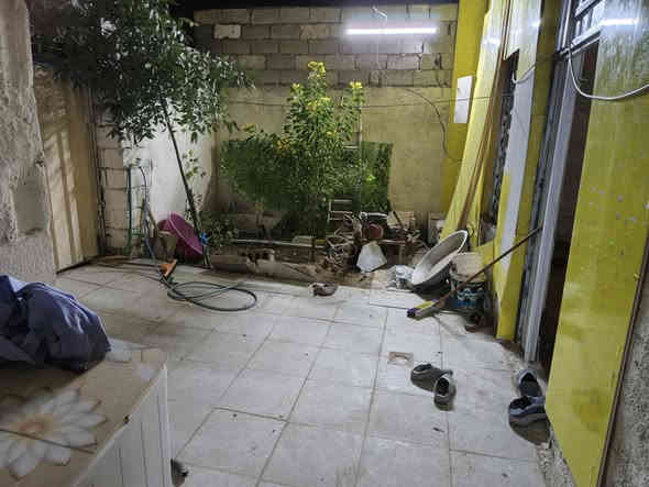 بيت للبيع مساحه 100 متر قرار محكمه زراعي 
 بي غرفه 5×5 وصاله 7ونص×5ونص
 ماي كهربأ وطني مولده جاهز  
ارضيه بورسلين جديد عالي عن الشارع سقف سندويش 
السعر 15 وبي مجال 
العنوان كوفه علوة الفحل خلف مشروع الماء
‏‪***********‬‏ واتساب
