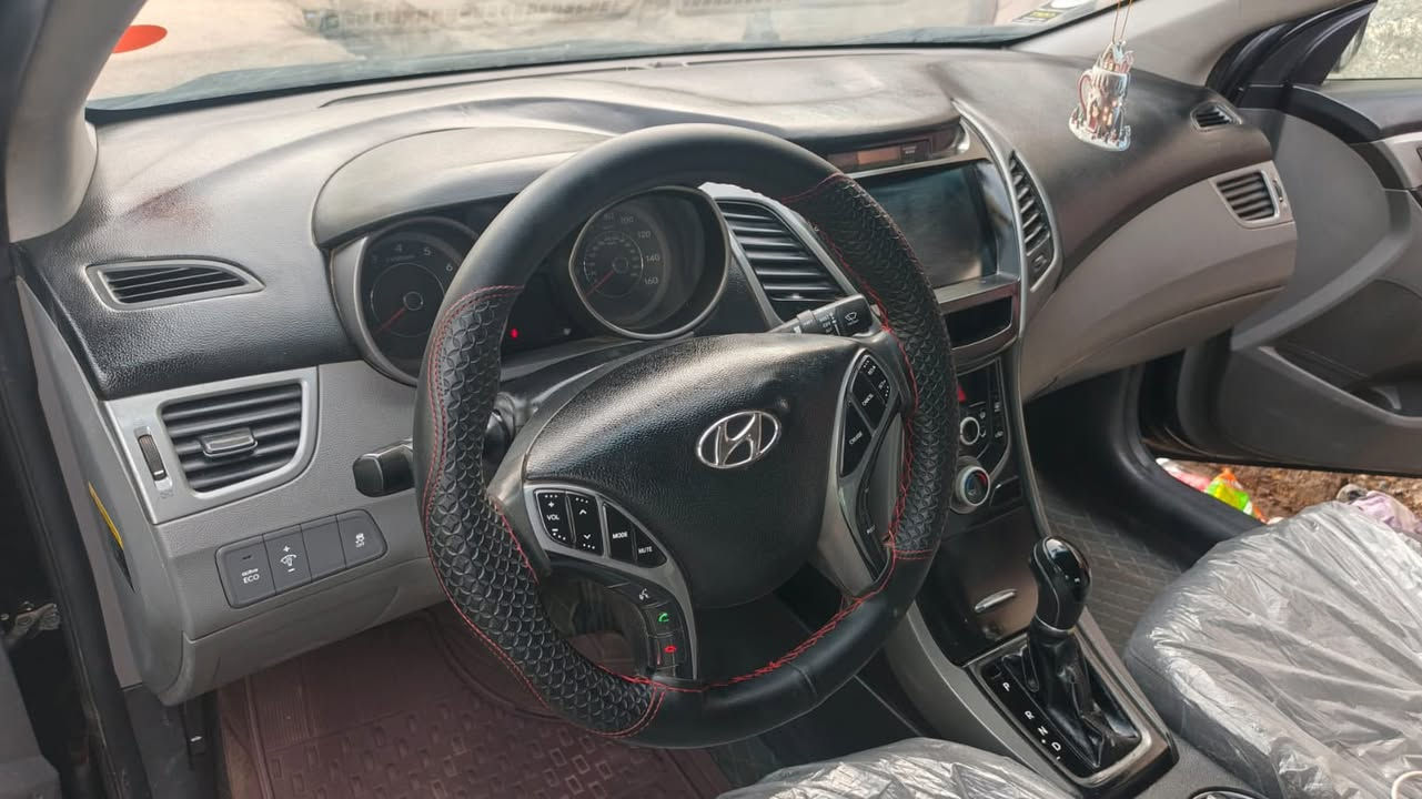 السلام عليكم
النترا 2016 وارد أمريكي 
ضربتها سطحيه بالبنيد مبدل فقط 
والجاملغ مفتوح مسنتر
سيارة جديدة 
مسويلها ادامه كامله
تواير جدد 
حدادية جديدة 
مكينه 2000 دوش ما مفتوحه
مكينه كير كفاله شرط 
مكاني ناصريه غراف 
***********
