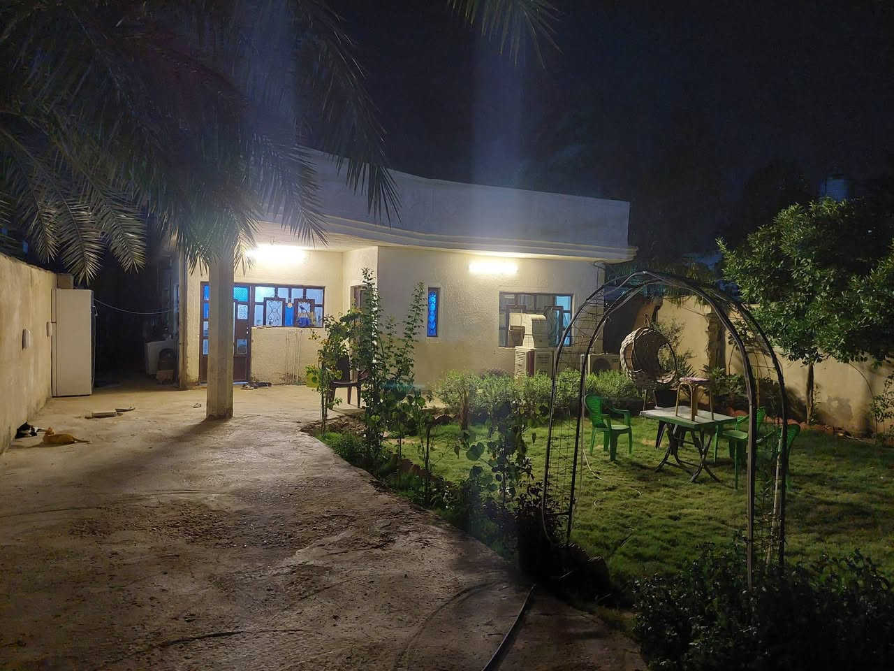 دار للبيع ٤٠٠ متر غرفتين صاله واستقبال مشتمل زغير خلف البيت  البعيثه قرب صيدليه البسمه شارع مطعم بيت العز عقد 17 عرض الشارع ١٥ للأستفسار ***********
