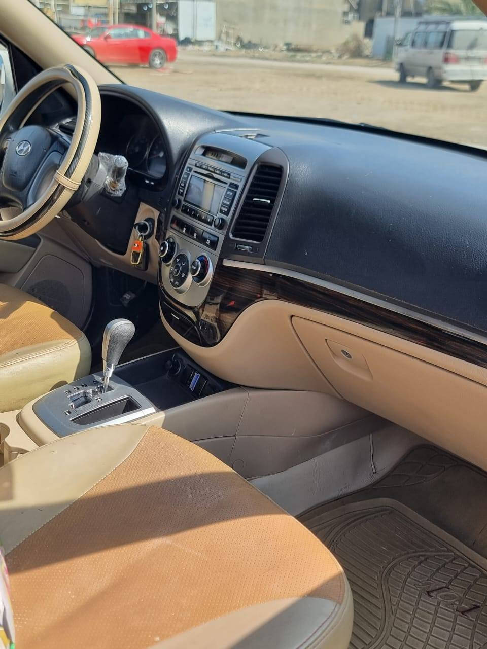 السلام عليكم
سنتافيه 2012 خليجي بسمي تحويل ثاني يوم هزه جديده رقم بغداد 
مكينه 3500 دوش 6 سلندر 7 راكب 3 قطع تبريد
سياره بيهه ثلاث مكانان صبغ فقط عندي سونار بيهه #سعرهه ١١٤ صدر تخم تاير تبريد كله جديد مكاني بغداد
***********
