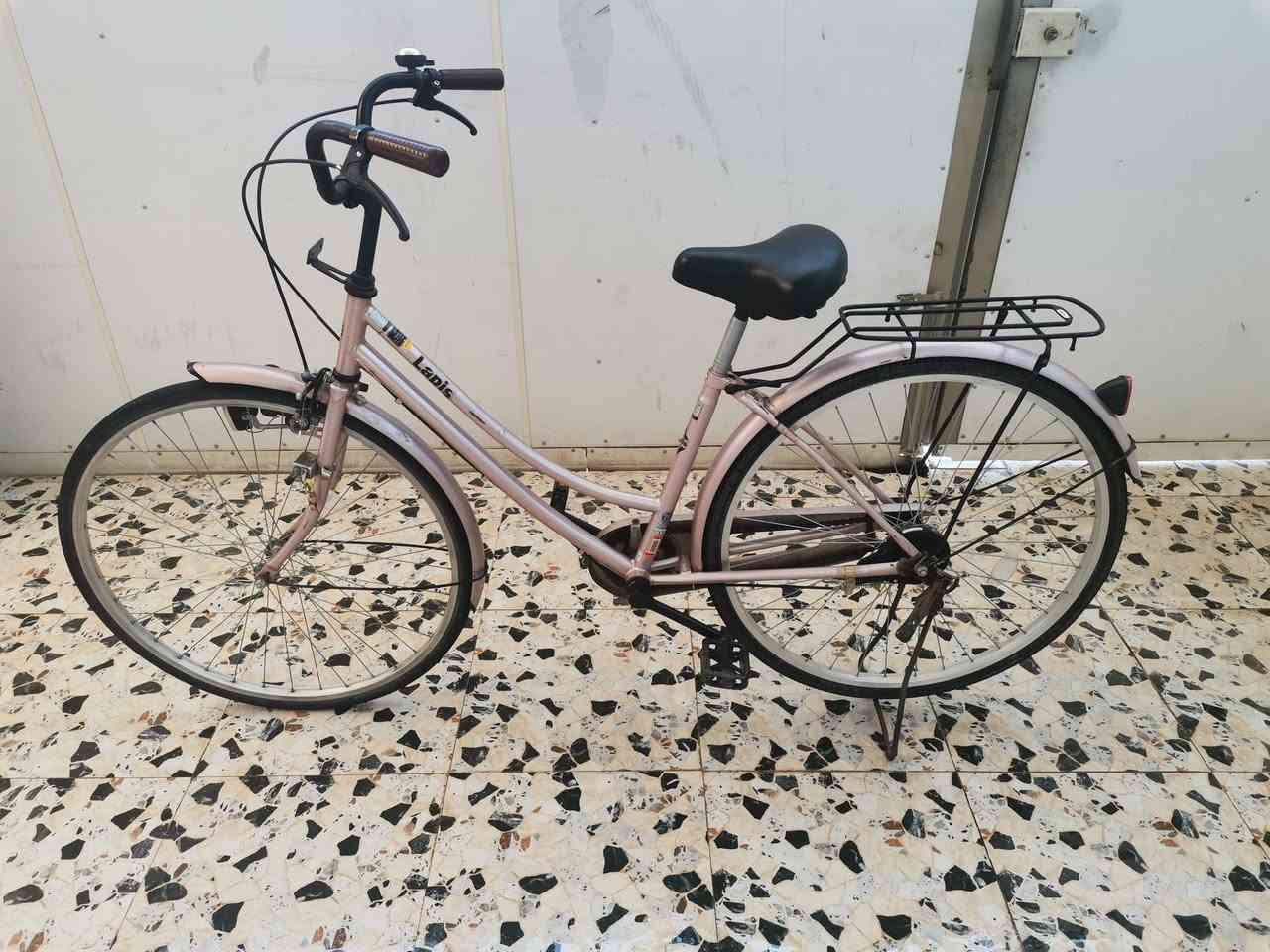 بايسكل ياباني من الحاويات باله حجمه 27 بي لايت عل طاقة حركية و بي قفل و مفتاح و ممبدل بي كل شي و نضيف
السعر ب85 و بي مجال مكان الرمادي
الرقم *********** يريد يتواصل وياي فقط عل واتساب
