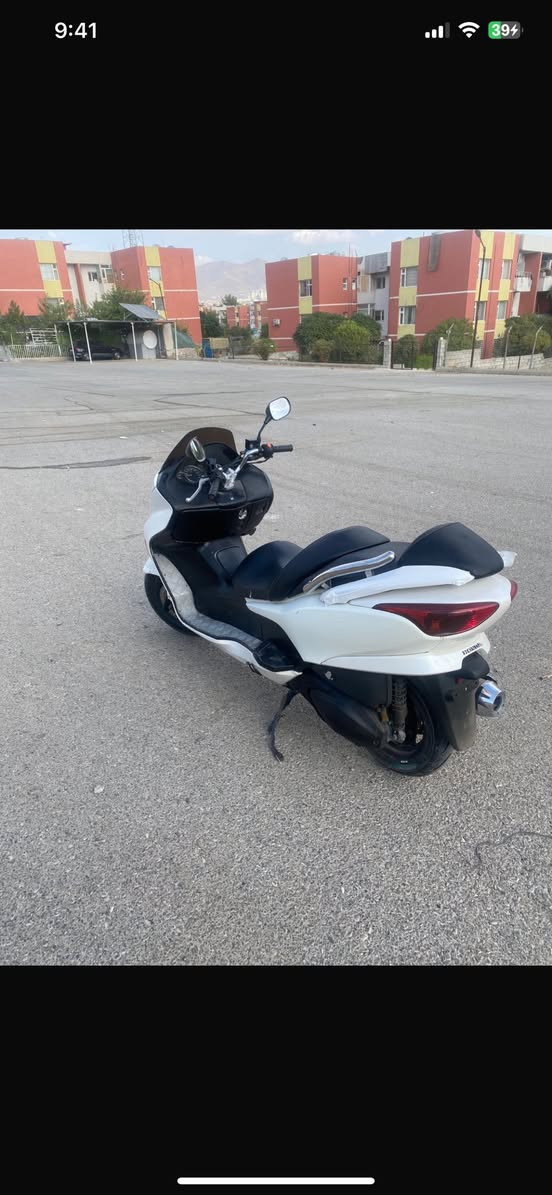 سلام عليكم فورزه٠٨  عميه بلاد للبيع دراجه نضيفه كلش وناعمه وشلعتها كلش قويه معدل١٢٥ ادامه كامله كلش وقايش جديد ياباني اصلي قبل  شهر شديته تجي تفحص يعجبك تاخذ وتروح سعر ١١ورقه وبيها مجال مكاني سليمانيه  للتواصل واتساب ***********
