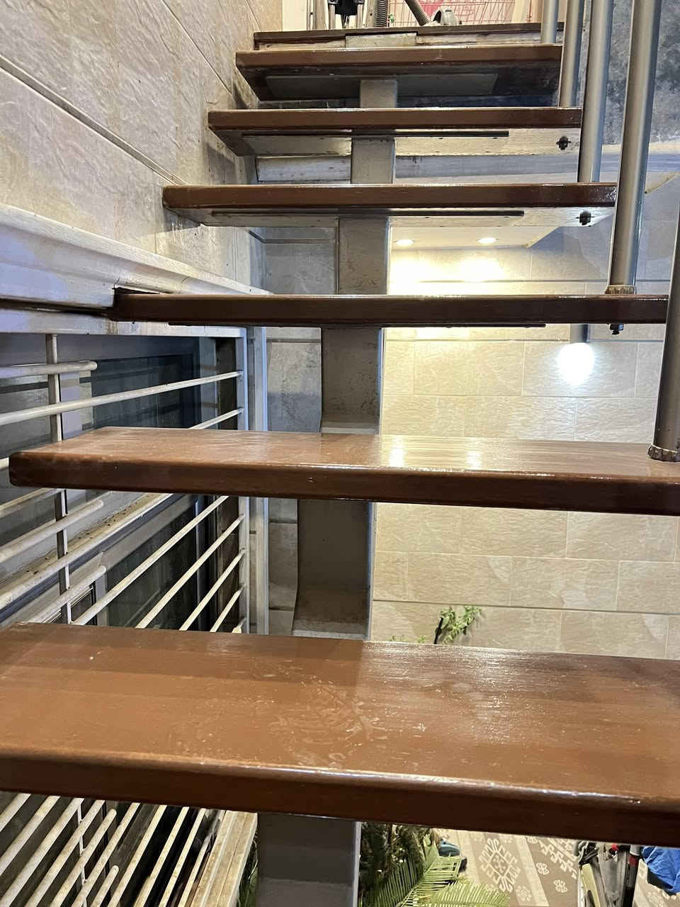 درج منزلي درجه اولى يصلح ان يكون في داخل المنزل وخارجه…مواصفاته حديد البايات مغلفه بالخشب مقاومه للامطار الابعاد
ارتفاع عن الارض335سم
عرض البايه85سم عباره عن ثلاث قطع
1.الصاعد(الشاطح)
2.الوسط
3.النازل
موضح بالصور..السعر مليونين دينار
للاستفسار*********** واتساب
العنوان الشالجيه قرب جسر14رمضان
