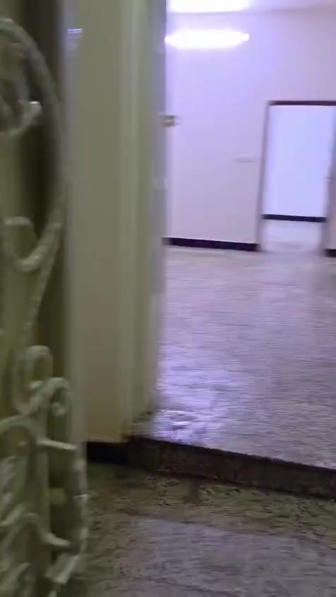 شقه ارضيه بابها وحدها مساحتها ٩٠ م ايجارها ٤٠٠ شهريآ العروبه الاولى شارع مأكولات دباشان للتواصل *********** ابو محمد

