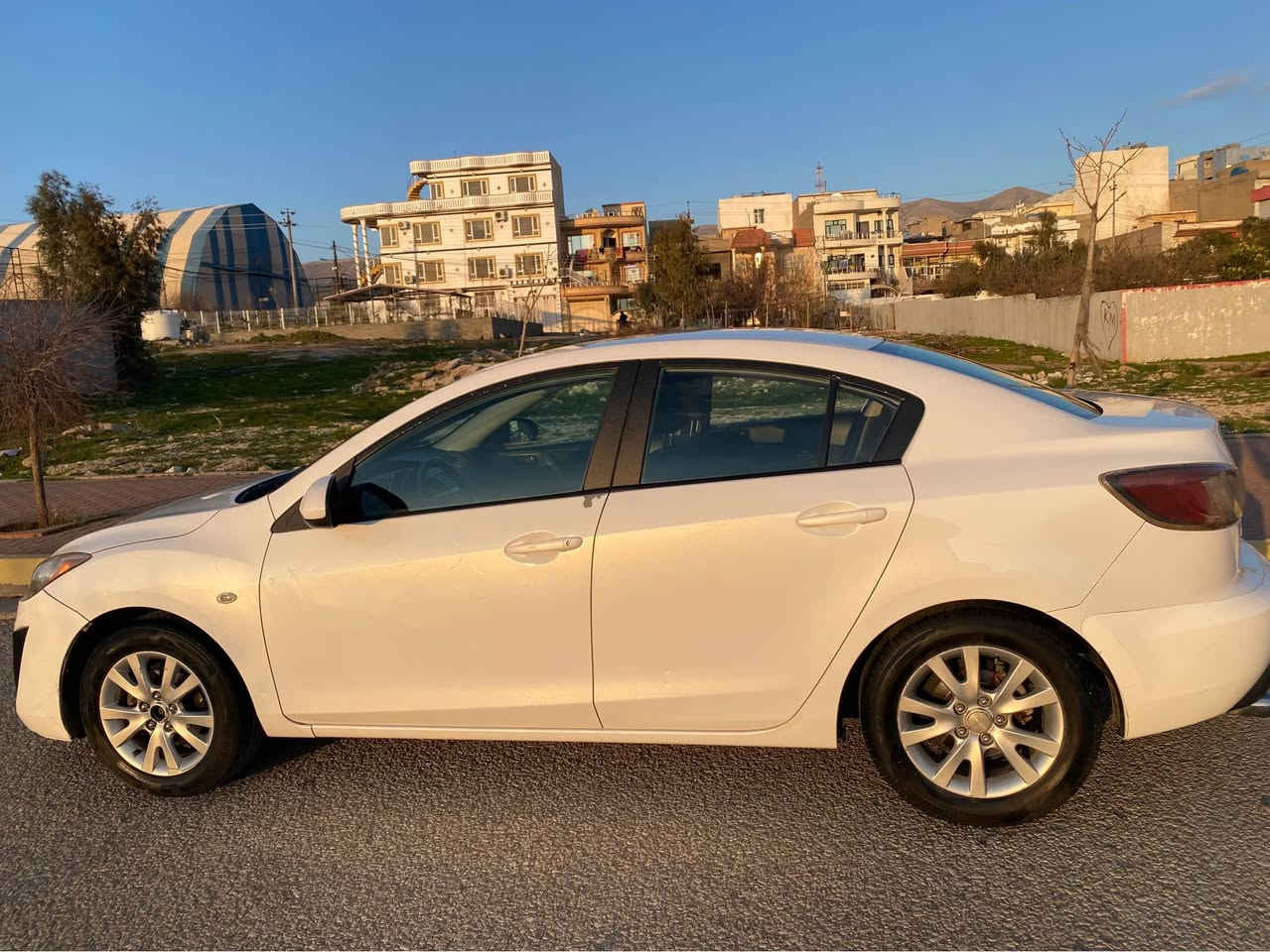 مازدای 3 2010 
***********
بێ بۆیاغ
 دوو پەڵە پیدی ئاڕی هەیە
مەکینە 16
ئۆتۆماتیک 
چوار جام کارەبا ABS, auto
سەنەوی تازەیە تا 2028
چوار تایەی تازە 
گێڕ و مەکینە بەشەرت 
٨٧ گەڵاو معامەلە
سلێمانی// *********** السليمانية, العراق
