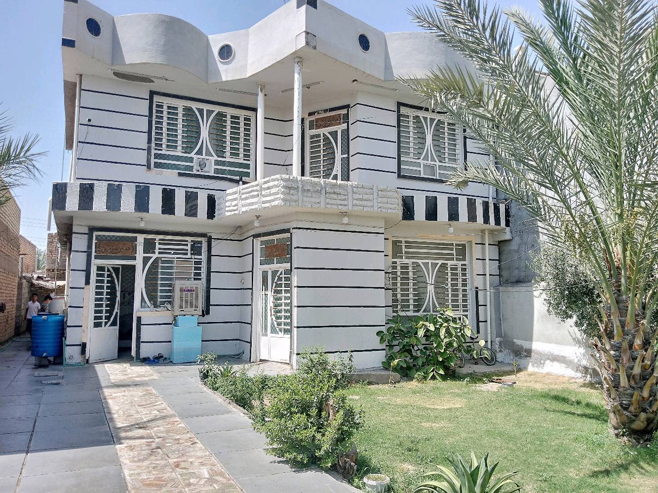 بيت بالمحموديه حي الشهداء 288متر بناء بلوك    قاط ونص طابو ملك صرف كامل خدمات ماء ومجاري وتبليط وكهرباء 4غرف نوم 2صالات مطبخ وحمامات 2 واستقبال للاستفسار ***********.  بي واتساب