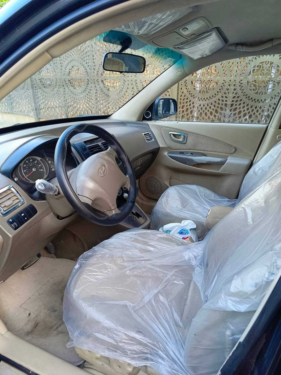 توسان 2007 محرك 2000 اقتصادي جدا تبريد ثلج دواخل نظيفة تخم تاير جديد قبل 20 يوم شديته فيت بم وقاعدة وبلكات ونوزلات كلها جديده السيارة نصبتها كلش حلوة 
ملاحظة السيارة بيها رواجز 
السعر 93 ورقة.
***********
