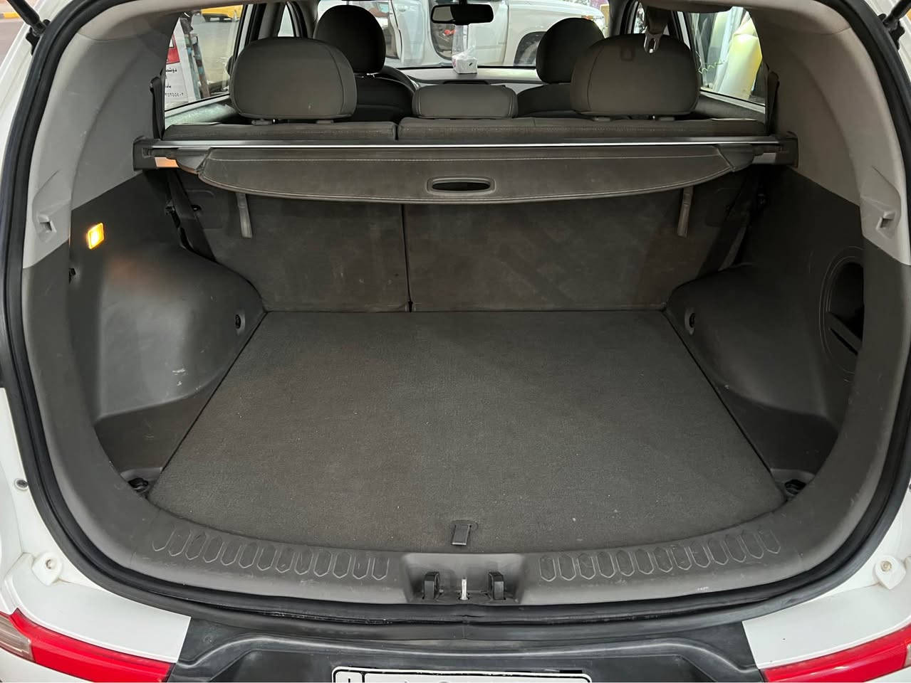 كيا سبورتج خليجي 2013 للبيع فقط مكفولة من الصبغ والتبديل
بيها فقط طخة بسيطة ربع باب خلفي خلف السائق
وبارد قليل بالباب الخلفي فقط
طخم تاير جديد
حدادة ٩٠ ٪؜
مواصفاتها : مرايا شفط ولد وكرسي السائق كهربائي 
شاشة وكامرة دوارة
لد امامي
بيها بعض الخدوش بدون اي تكحيل
السيارة ع الشركة ما مفتوح بيها برغي
سنوية لل٢٠٢٨ 
راعيها يريد تحويل 
مكان السيارة بصرة الجمهورية
دواخل جديدة 
السعر ١٣٥ وبيها مجال قليل 
العداد ٢٢٢ الف كيلو
للاستفسار الاتصال على الرقم ***********
سعة المحرك 2000 البصرة, العراق
