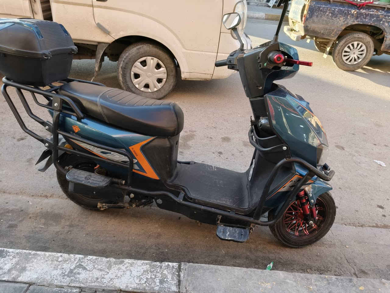 سلام عليكم دراجه سكنس مدرع 6 بطاريات موديل 24 دراجه نضيفه أخو جديد بعده نضيفه حييل وشلعه تخبل 6 بطاريات عل فحص 5 يقرن 9 وحده تقرء 8 
بارحه فحصت بطاريات كهربائيات كله شغاله نقص مابيهه سعره 650 وبيهه مجال 
العنوان القضاء الكرمة داخل سوك الكرمة 
***********
***********
