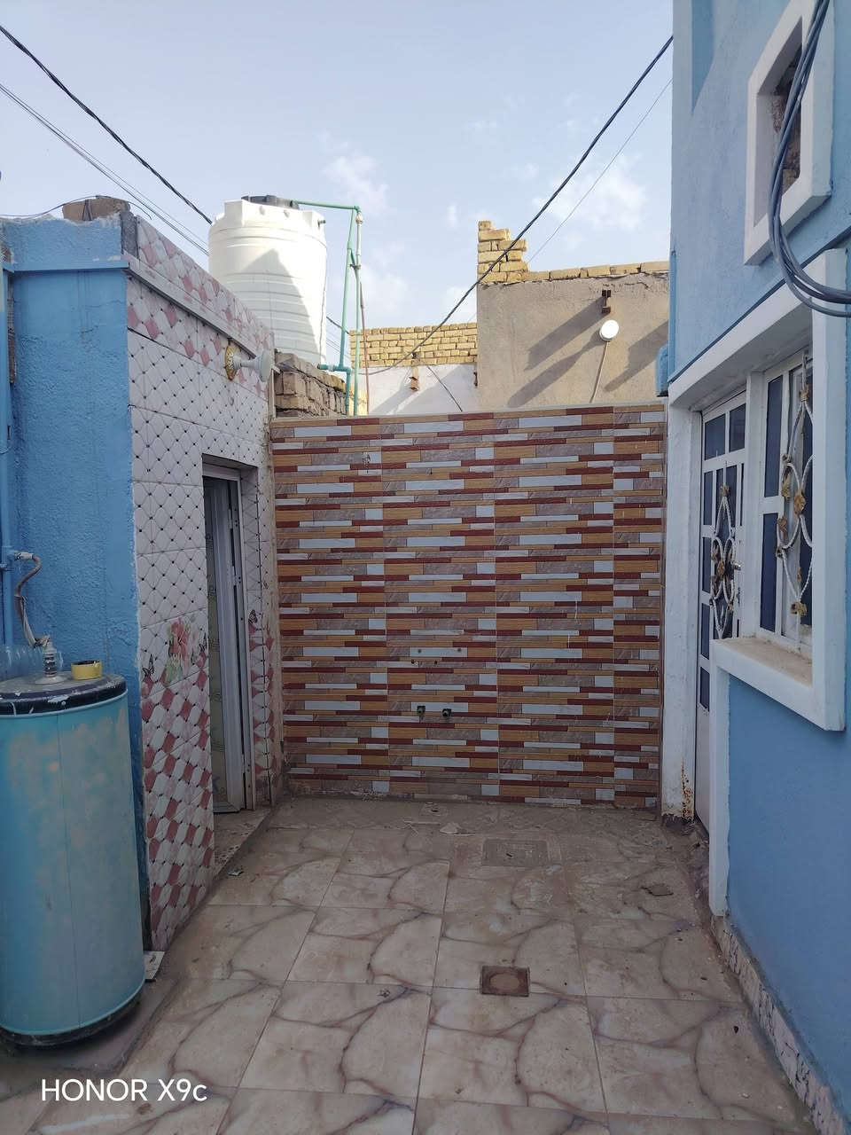 دار ١٥٠م يتكون من غرفتين وصاله ودوانيه ومطبخ

خدمات كامله ماي ومجاري وكهرباء انترنيت ضوئي وشارع ١٠م مشمول بالتبليط والتطويب

بناء بلوك كهربائي عكاده سطح شتايكر ستاره متر ونص

عنوانه سديناويه بشارع ابو مهدي المهندس
***********
